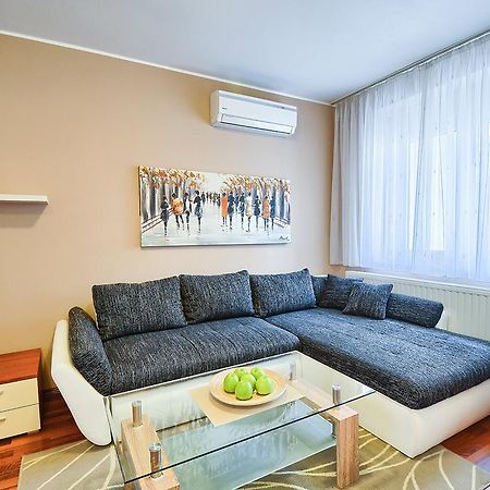E&E Apartment Arena With Free Private Parking Póla Kültér fotó