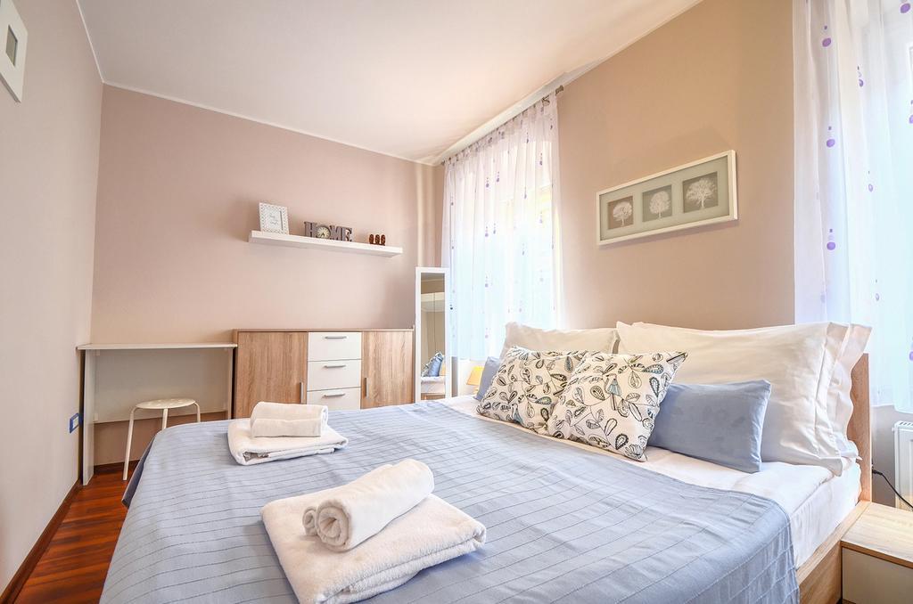 E&E Apartment Arena With Free Private Parking Póla Kültér fotó
